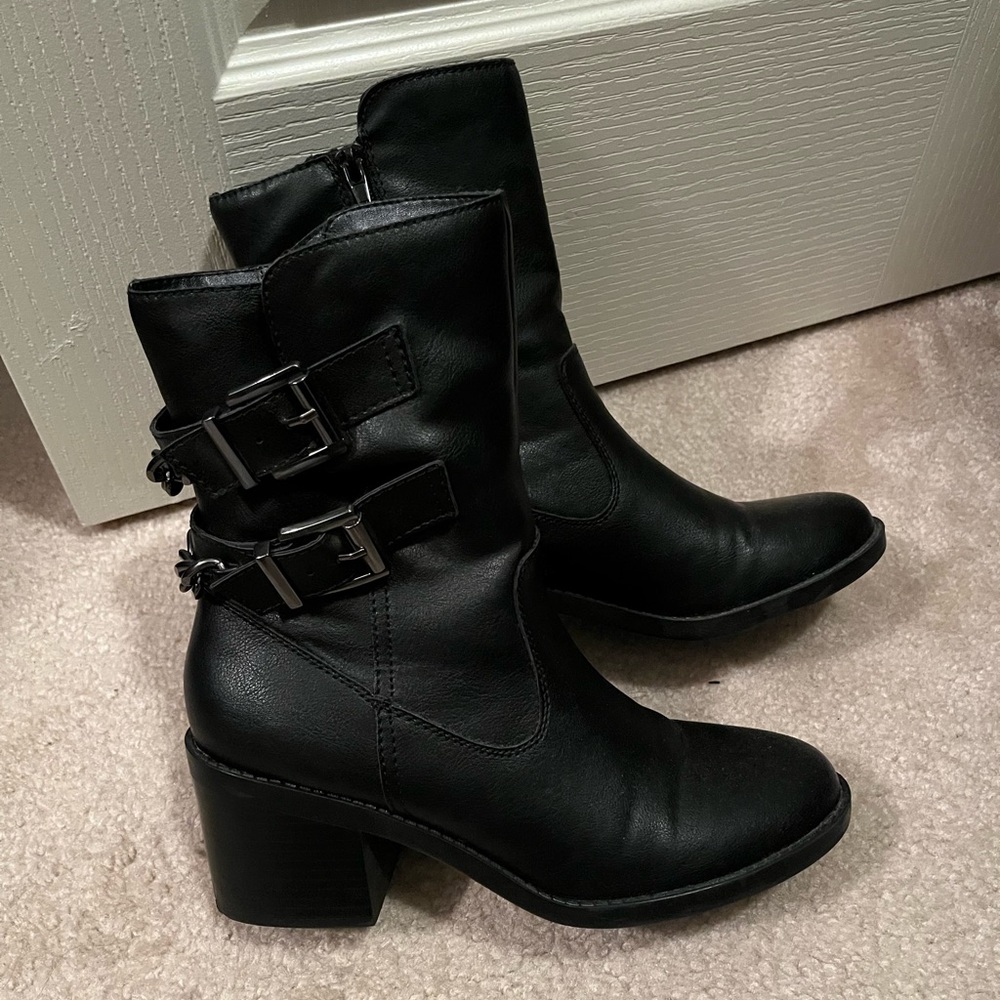 Combat boots with chains